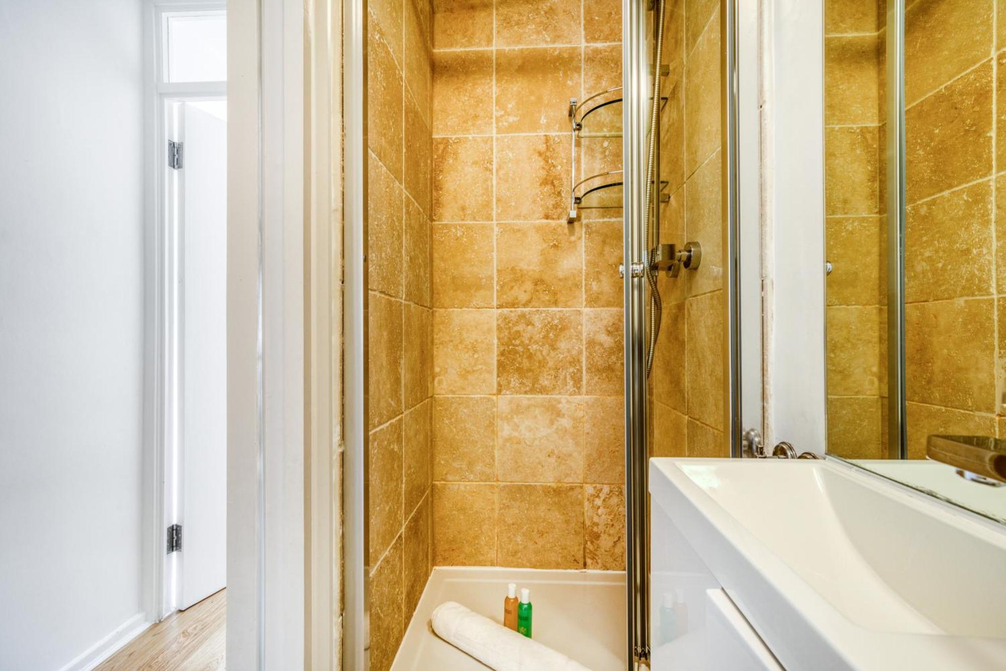 Homely 4 Bedroom House In Brixton Apartamento *